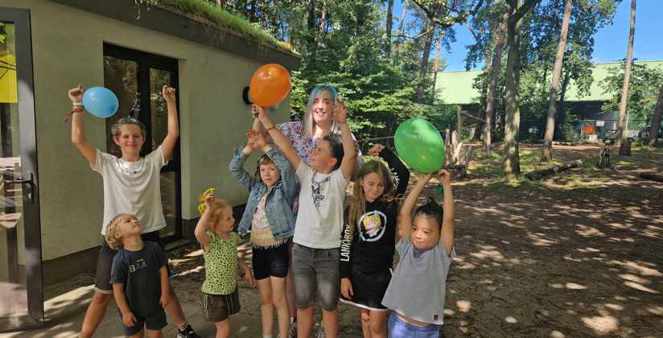 zoe jobstudent groepsfoto met kinderen