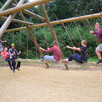 Groep kinderen op speeltuig dat over en weer schommelt