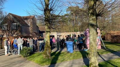 Artikelfoto: Onthulling bushokje Sterrenhuis